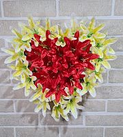 Форма декоративная в в виде сердца из искусственных цветов.