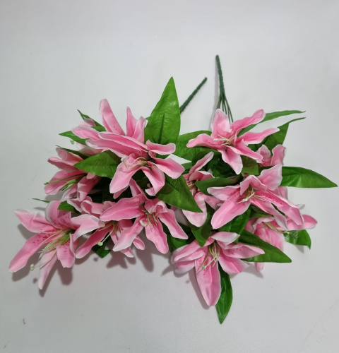 Букет цветов . Лилии. Цвет розовый. 7 голов.