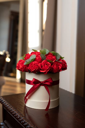 Букет красных роз с эвкалиптом в коробке.  фото 2