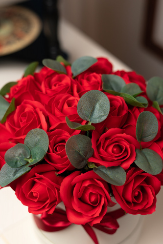 Букет красных роз с эвкалиптом в коробке.  фото 11