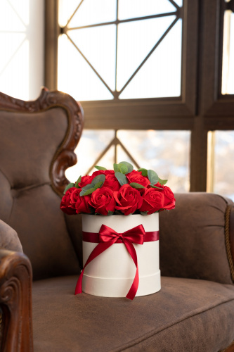Букет красных роз с эвкалиптом в коробке.  фото 7