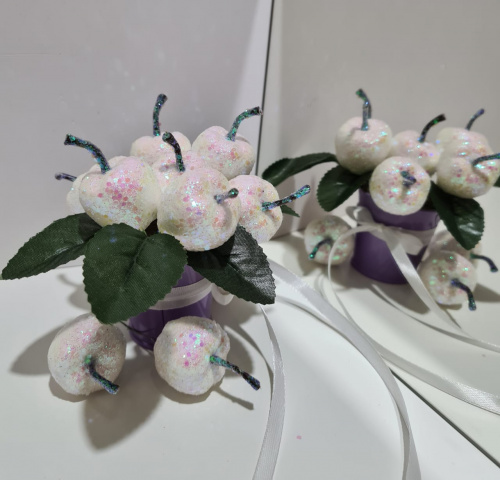 Яблоко блестящее, декоративное на ножке. Размер 3 см. Цвет белый. фото 2