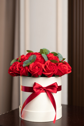 Букет красных роз с эвкалиптом в коробке.  фото 5
