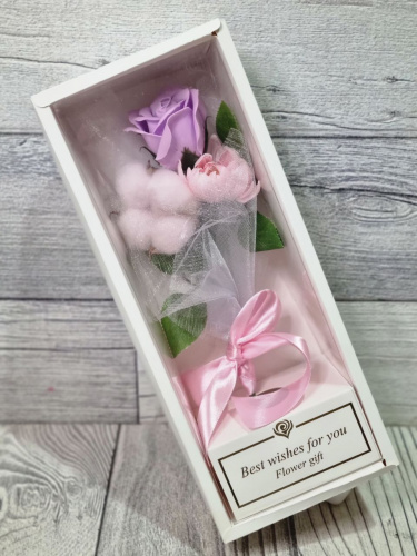 Флористическая композиция.  Букет из мыльных роз и хлопка в коробке. Цвет розово-сиреневый. фото 4