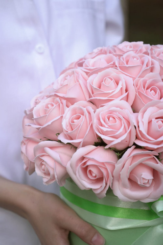 Букет из декоративных мыльных розовых роз. 51 роза в коробке. фото 3
