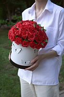 Букет из декоративных мыльных роз. 47 красных роз в белой коробке с бабочками.