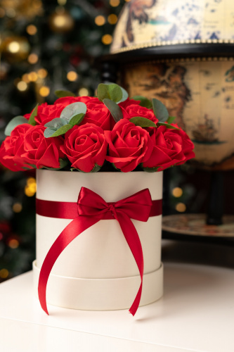 Букет красных роз с эвкалиптом в коробке.  фото 13
