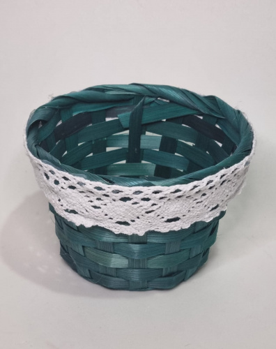 Корзина флористическая без ручек с кружевом. Цвет зеленый. Диаметр 13 см, высота 10 см. Вес 40 гр.