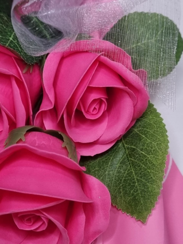 Флористическая композиция. Букет из 3-х мыльных роз в коробке. Цвет ярко-розовый. фото 2