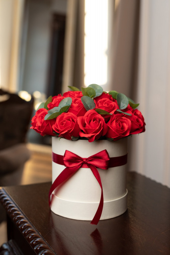 Букет красных роз с эвкалиптом в коробке.  фото 4