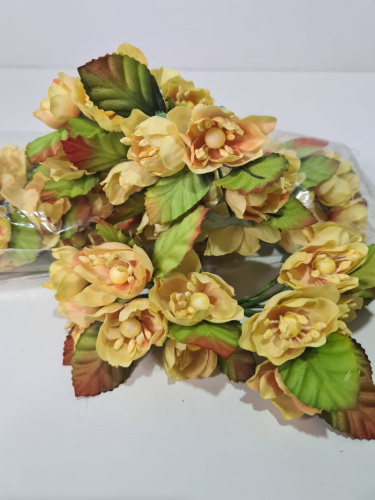 Цветы на ножке с круглой сердцевиной. Цвет светло- оранжевый. Ткань. Размер цветка 4-4,5 см. Букет 6 цветов.