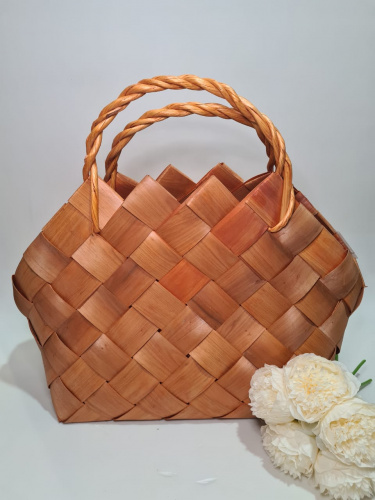Сумка плетёная из природного материала.