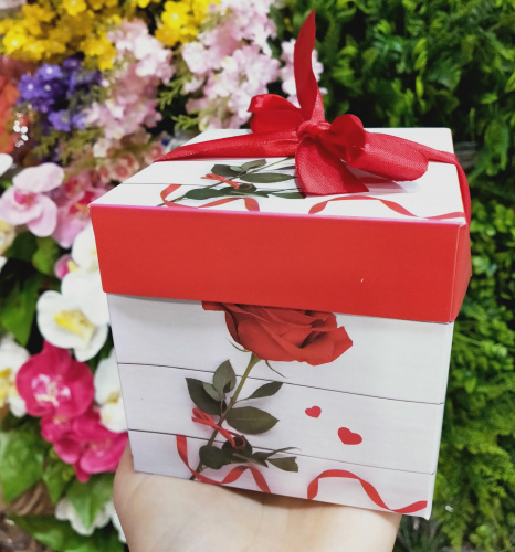 коробка сборная 15*15 см роза на белом фоне коробка сборная 15*15 см роза на белом фоне