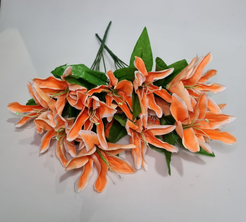 Букет цветов . Лилии. Цвет оранжевый. 7 голов.