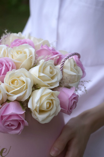 Букет из 25 мыльных роз с декором из пампасной травы. В розовой коробке трапеция with LOVE. фото 3