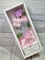 Флористическая композиция.  Букет из мыльных роз и хлопка в коробке. Цвет розово-сиреневый.