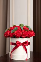 Букет красных роз с эвкалиптом в коробке. 