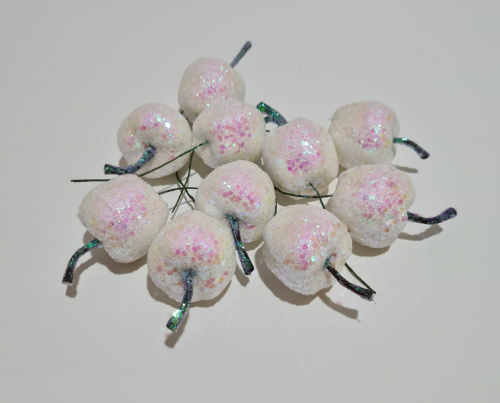 Яблоко блестящее, декоративное на ножке. Размер 3 см. Цвет белый.