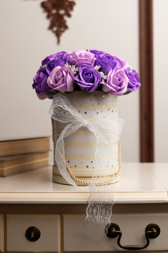 Букет мыльных ароматических цветов.  Цвет сиреневый в коробке с декором из кружева. фото 9