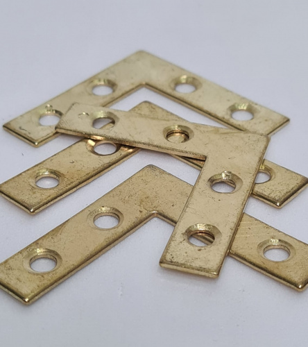 Уголок металлический. Для силового крепления на 4 шурупа. Цвет золото. Длина крыла 4 см. Упаковка 200 шт. фото 2