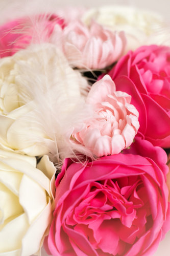 Букет мыльных цветов в коробке. Пионы, хризантемы. Розовая коробка с декоративной ручкой. фото 4