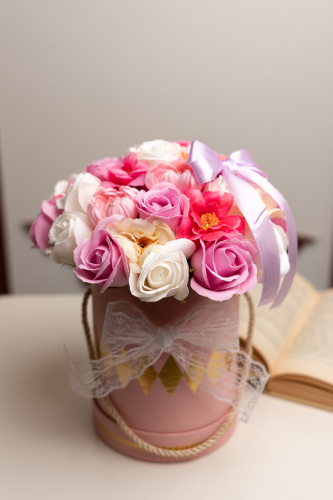 Букет мыльных ароматических цветов.  Цвет розовый в коробке с декором из кружева. фото 9