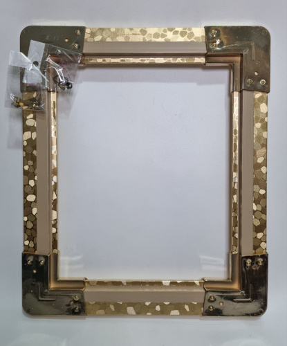 Декоративная рамка из пластика с фигурными углами. фото 2