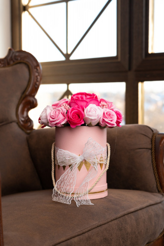 Букет мыльных ароматических цветов.  Цвет розовый в коробке с декором из кружева. фото 3