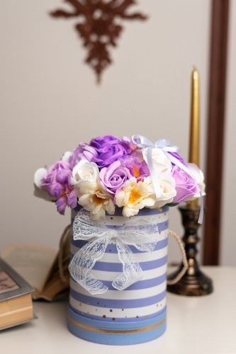 Букет ароматических мыльных цветов. Цвет сиреневый. Розы, пионы, хризантемы. Коробка с декором из кружева. фото 10