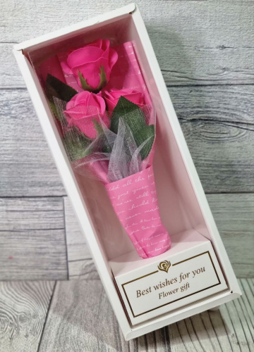 Флористическая композиция. Букет из 3-х мыльных роз в коробке. Цвет ярко-розовый. фото 3