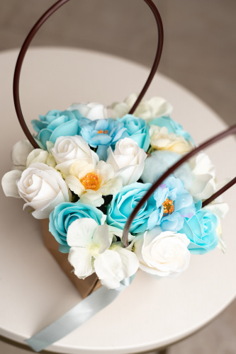 Букет мыльных роз в сумочке. Цвет голубой фото 8