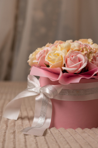 Букет ароматических мыльных цветов. Цвет розово-бежевый. коробка с лентами фото 7