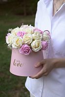 Букет из 25 мыльных роз с декором из пампасной травы. В розовой коробке трапеция with LOVE.