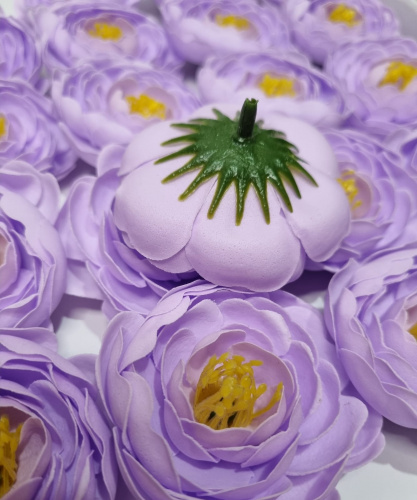 Цветок ранункулюс. Цвет сиреневый. Диаметр цветка 6 см. фото 2