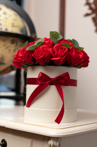 Букет красных роз с эвкалиптом в коробке.  фото 9