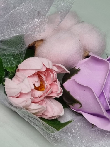 Флористическая композиция.  Букет из мыльных роз и хлопка в коробке. Цвет розово-сиреневый. фото 3