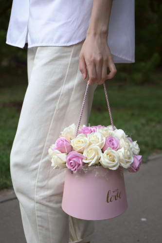 Букет из 25 мыльных роз с декором из пампасной травы. В розовой коробке трапеция with LOVE. фото 2