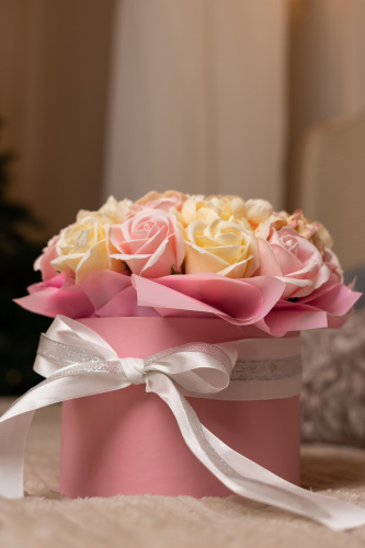 Букет ароматических мыльных цветов. Цвет розово-бежевый. коробка с лентами фото 4