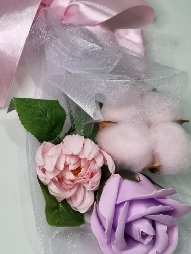 Флористическая композиция.  Букет из мыльных роз и хлопка в коробке. Цвет розово-сиреневый. фото 2