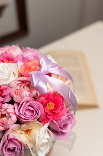 Букет мыльных ароматических цветов.  Цвет розовый в коробке с декором из кружева. фото 10