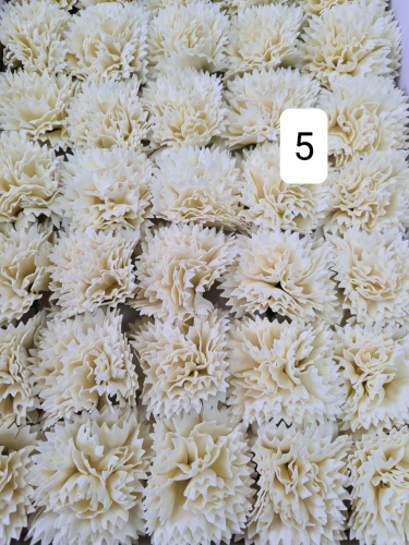 Мыльные цветы Гвоздика . Цвет кремовый номер 5. Размер цветка 5 см. Упаковка 50 шт