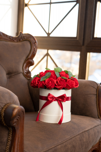Букет красных роз с эвкалиптом в коробке.  фото 6
