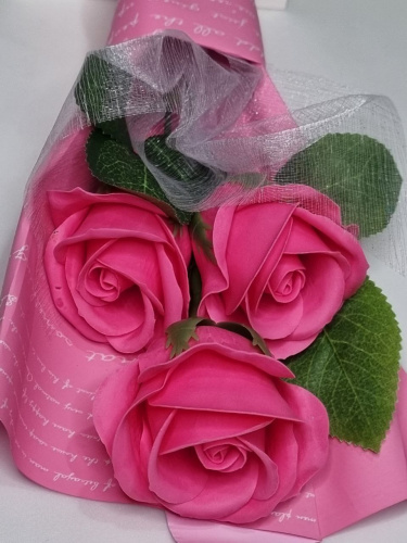 Флористическая композиция. Букет из 3-х мыльных роз в коробке. Цвет ярко-розовый. фото 4