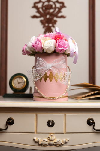 Букет мыльных ароматических цветов.  Цвет розовый в коробке с декором из кружева. фото 4