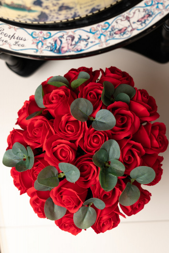 Букет красных роз с эвкалиптом в коробке.  фото 12