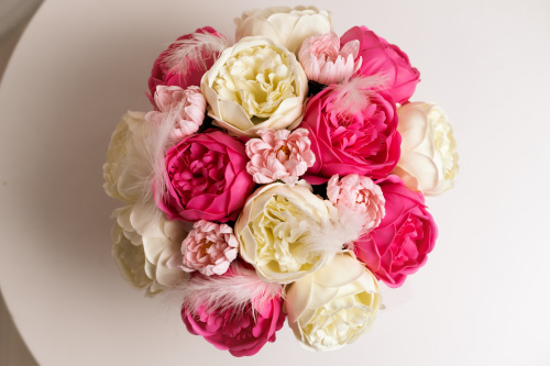 Букет мыльных цветов в коробке. Пионы, хризантемы. Розовая коробка с декоративной ручкой. фото 3