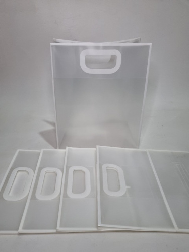 Сумка прозрачная. Ручки вырезаны. Белый. Размер М средний