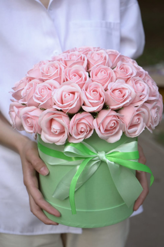 Букет из декоративных мыльных розовых роз. 51 роза в коробке. фото 4