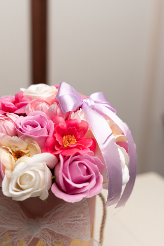 Букет мыльных ароматических цветов.  Цвет розовый в коробке с декором из кружева. фото 11