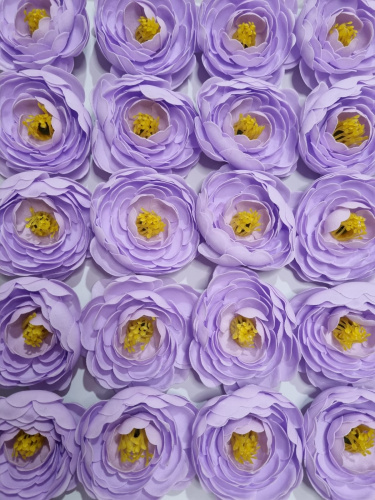 Цветок ранункулюс. Цвет сиреневый. Диаметр цветка 6 см.